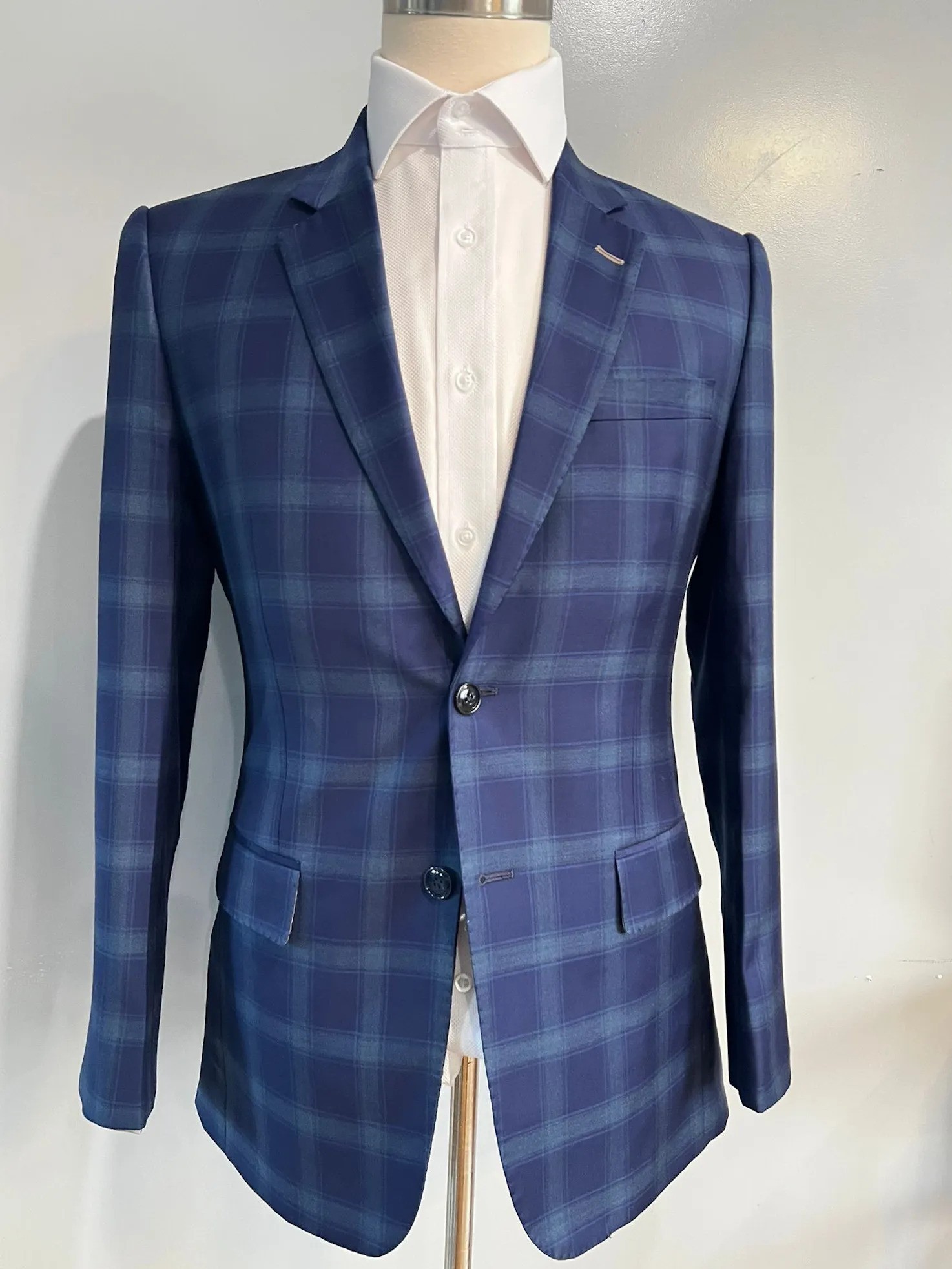 Best Men’s Custom Suits Crafted with Attention to Detail, Timeless Design, and Tailored Perfection